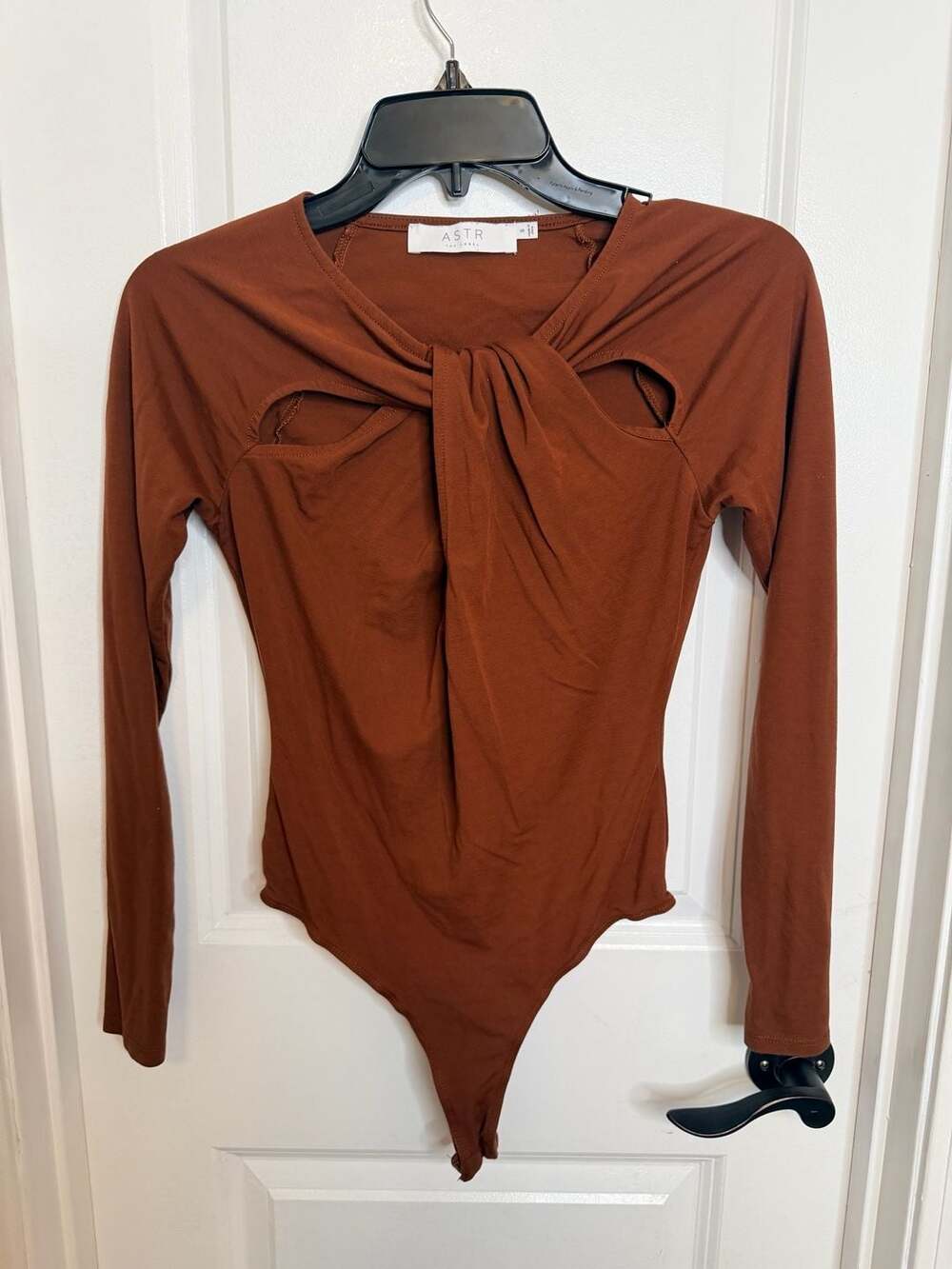 ASTR the Label Brown Long Sleeve Twisted Cutout Bodysuit Size S